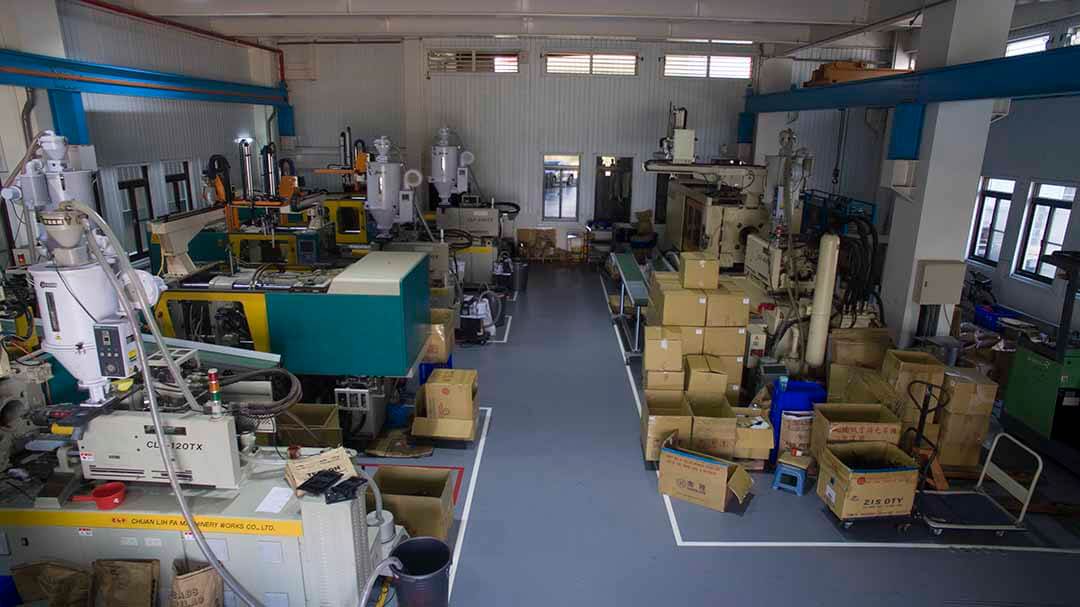 台中后里工廠內部射出機具配置照